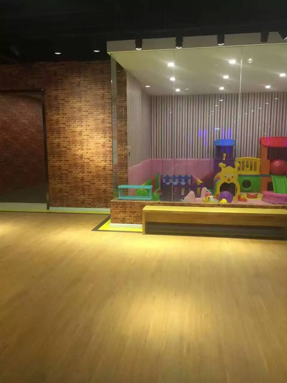 健身房国产精品麻豆久久一区无码片